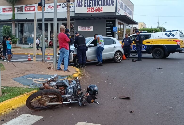 Motociclista atingido por motorista embriagado segue internado; condutor foi preso