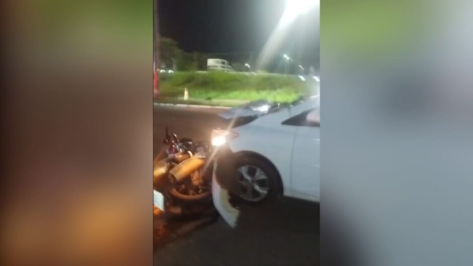 Motociclista morre após invadir contramão e bater de frente com carro em Campo Grande