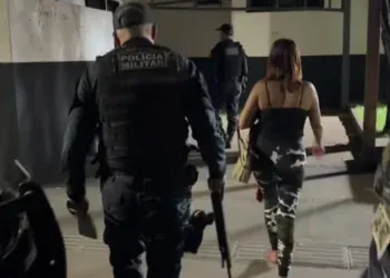 ‘Sem alvará’: mulher chama polícia pra assustar marido que foi pra bar sem autoirização