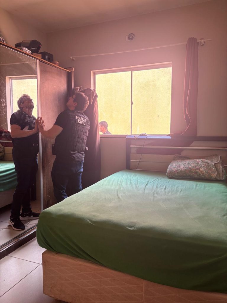 Suspeito de ameaçar ex é preso e polícia descobre condenação por tráfico