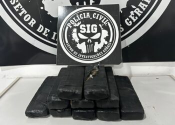 Mala do tráfico: mulher é presa com 8 kg de maconha em carro de app Mala do tráfico: mulher é presa com 8 kg de maconha em carro de app