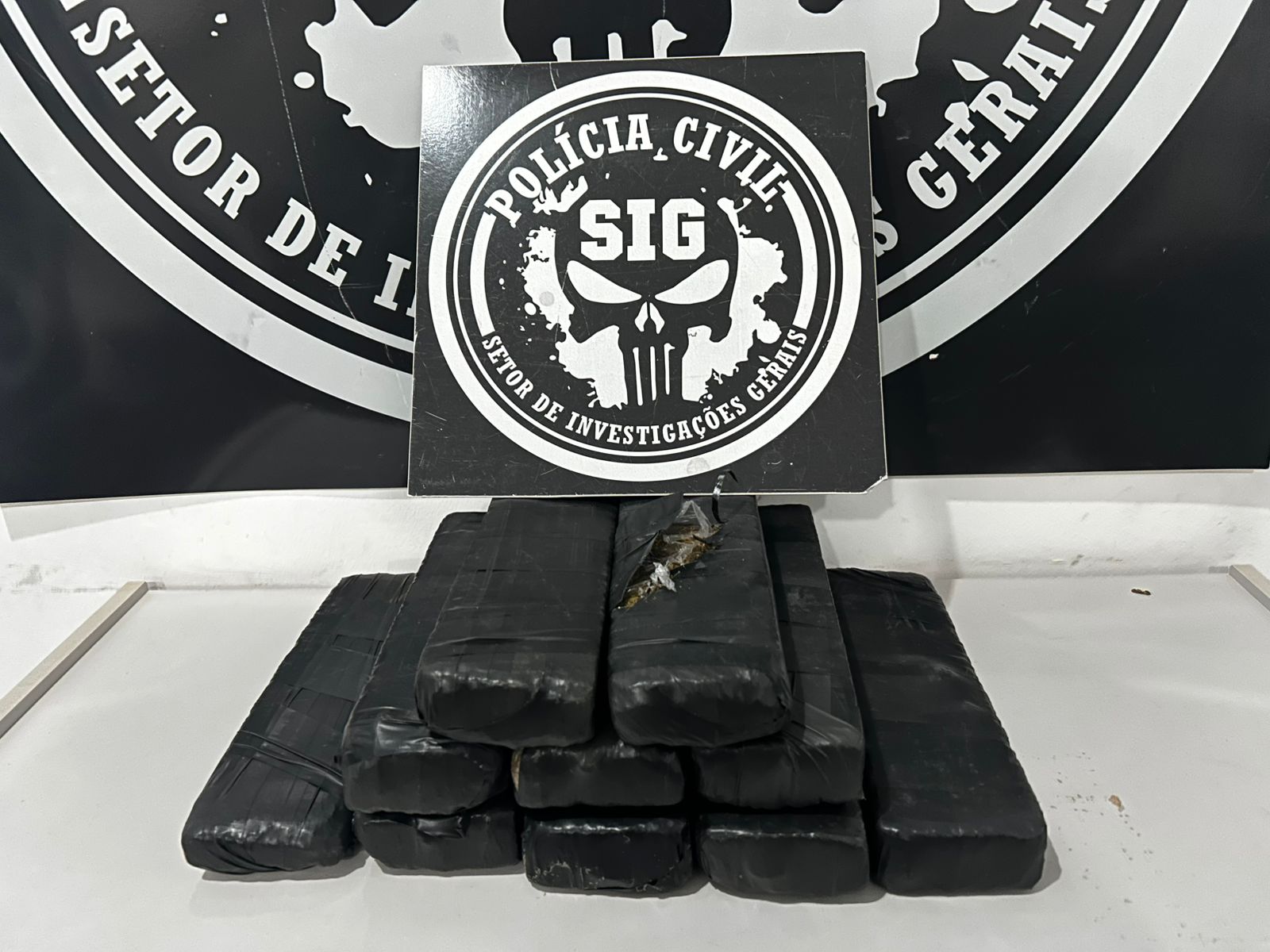 Mala do tráfico: mulher é presa com 8 kg de maconha em carro de app