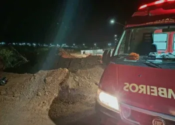 Motociclista cai em valeta em trecho sem sinalização