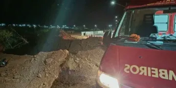 Motociclista cai em valeta em trecho sem sinalização