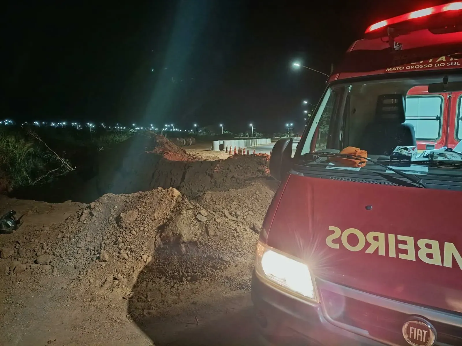 Motociclista cai em valeta em trecho sem sinalização