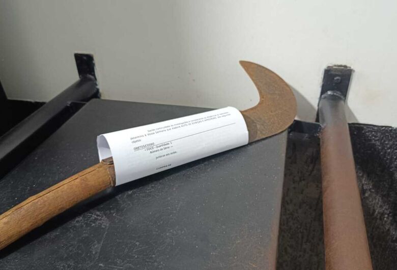 Homem tenta incendiar esposa e filho e depois parte para ataque com foice contra a família