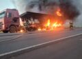 Carreta carregada com minério pega fogo na BR-262