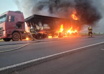 Carreta carregada com minério pega fogo na BR-262