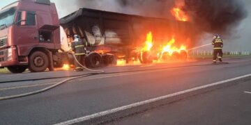 Carreta carregada com minério pega fogo na BR-262