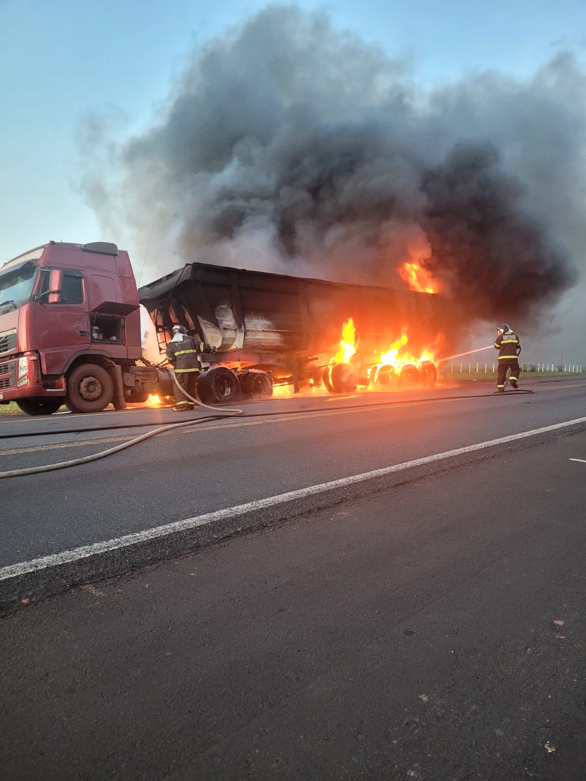 Carreta carregada com minério pega fogo na BR-262