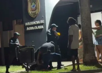 Homem é preso após agredir esposa grávida e desacatar polícia