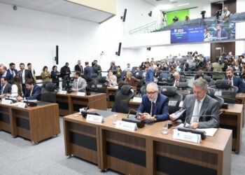 Deputados votam redação final de obrigatoriedade de informações em conta de energia solar Deputados votam redação final de obrigatoriedade de informações em conta de energia solar