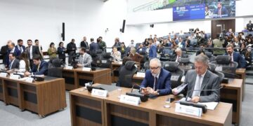 Deputados votam redação final de obrigatoriedade de informações em conta de energia solar