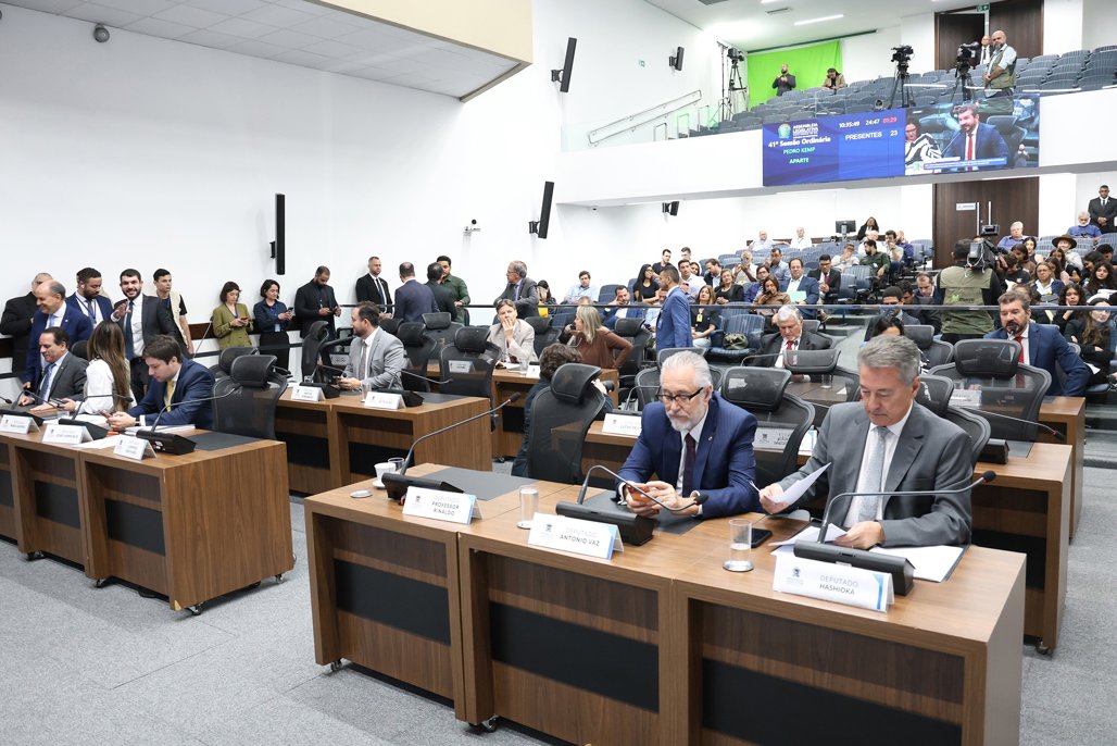 Deputados votam redação final de obrigatoriedade de informações em conta de energia solar
