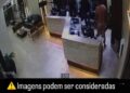 Peladão no saguão: vídeo mostra engenheiro agrônomo nu agredindo funcionários de hotel em Campo Grande