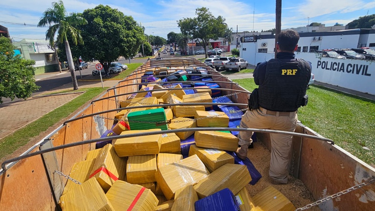 Caminhão é flagrado com mais de 8,3 toneladas de maconha na BR-163