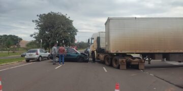 Carro com dois idosos é atingido por carreta em Campo Grande