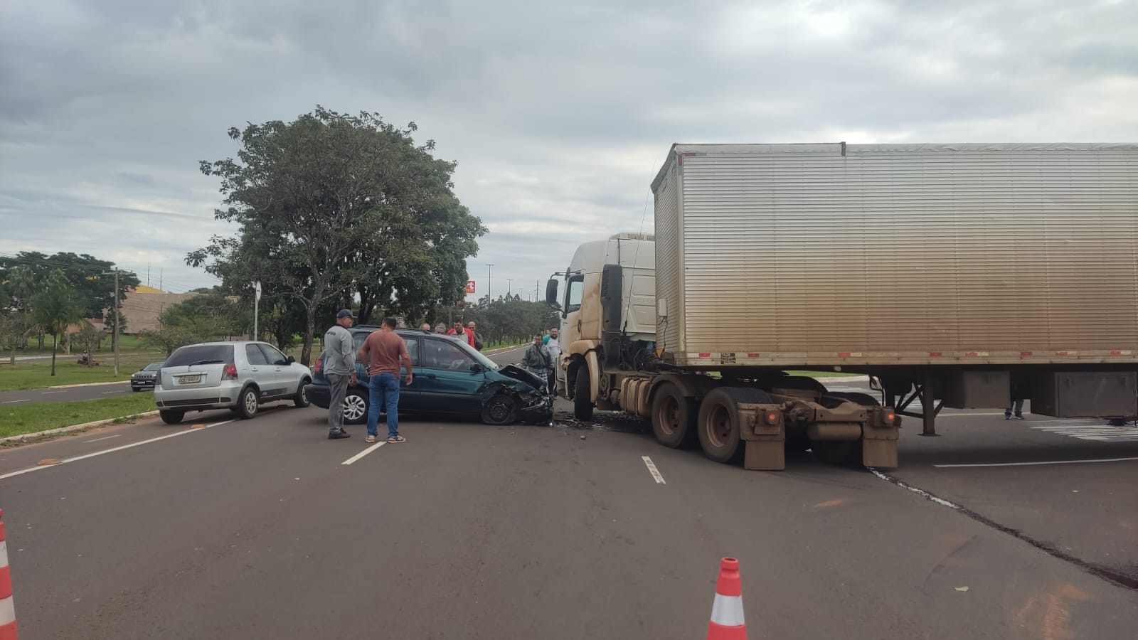 Carro com dois idosos é atingido por carreta em Campo Grande