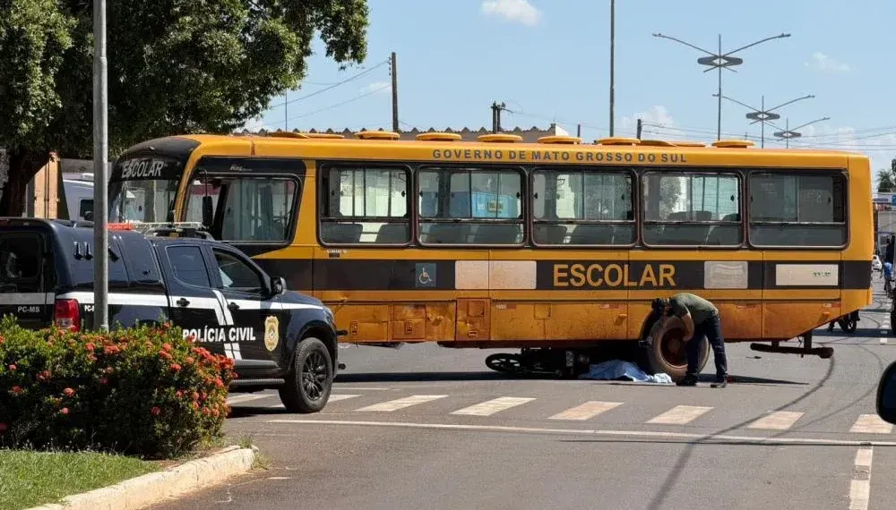 Motociclista morre após acidente com ônibus escolar