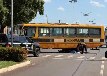 Motociclista morre após acidente com ônibus escolar