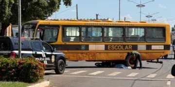 Motociclista morre após acidente com ônibus escolar