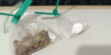 Mulher é presa por tráfico após denúncia de usuário