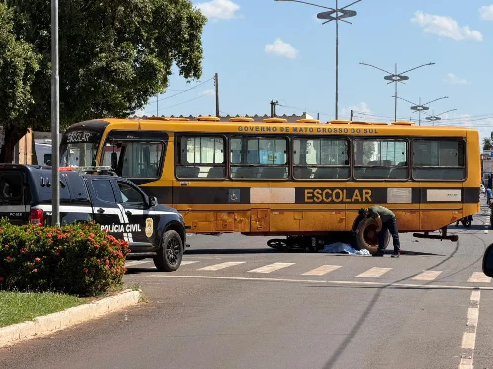 Motociclista morre após acidente com ônibus escolar