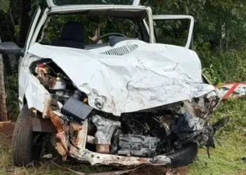 Motorista fica presa às ferragens após acidente próximo na BR-267 Motorista fica presa às ferragens após acidente próximo na BR-267