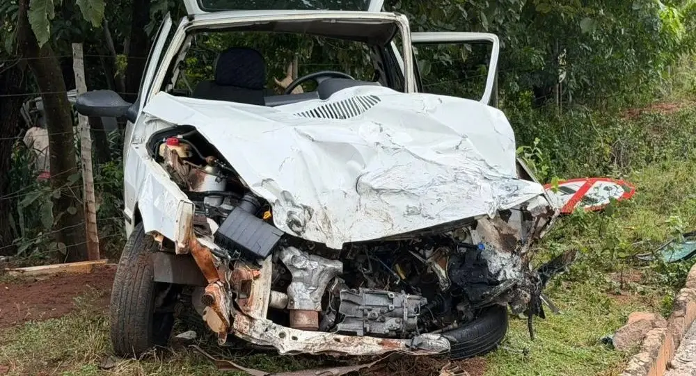 Motorista fica presa às ferragens após acidente próximo na BR-267