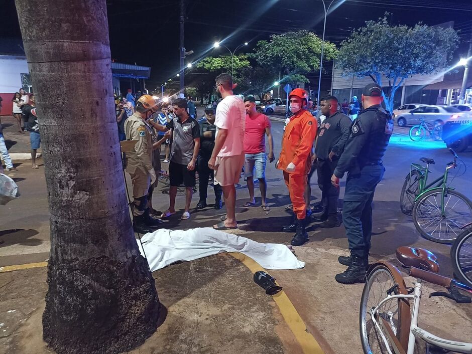 Ciclista morre após ser atingido por carro em rotatória