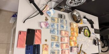Operação policial desarticula ponto de tráfico e prende quatro pessoas