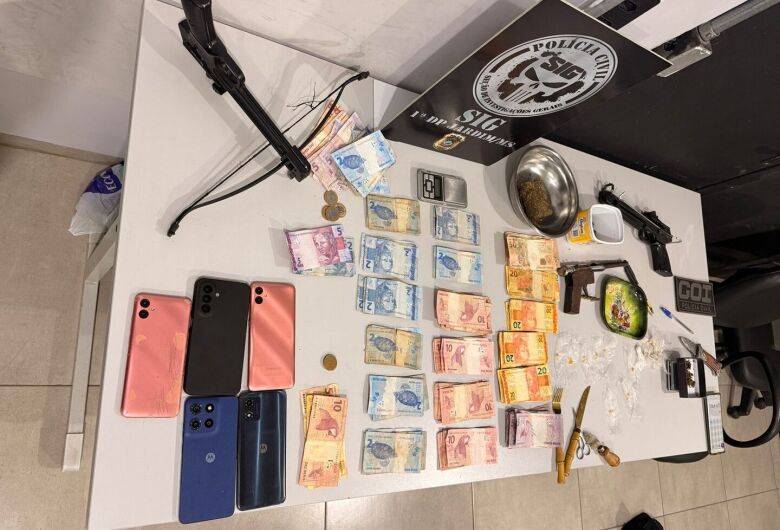 Operação policial desarticula ponto de tráfico e prende quatro pessoas