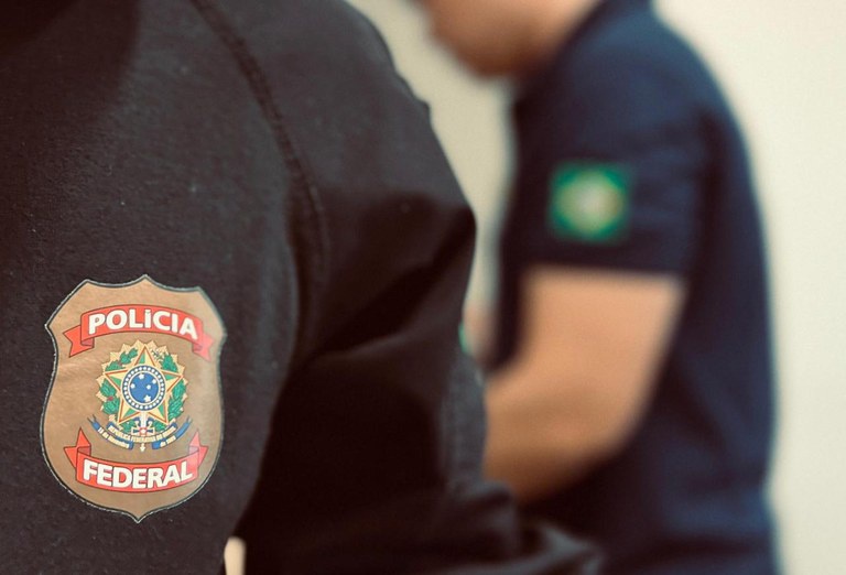 Mulher é presa ao sacar benefício fraudulento em agência bancária