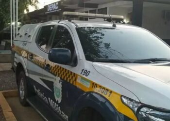 Motorista embriagado é preso após direção perigosa e injúria racial contra policial
