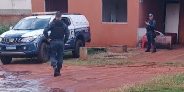 Suspeito com mandado em aberto morre após confronto com a polícia