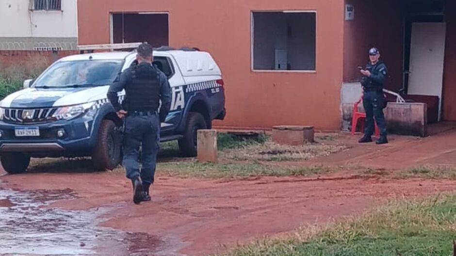 Suspeito com mandado em aberto morre após confronto com a polícia
