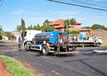 Prefeitura anuncia R$ 5,2 mi em asfalto e trator para zona rural Prefeitura anuncia R$ 5,2 mi em asfalto e trator para zona rural