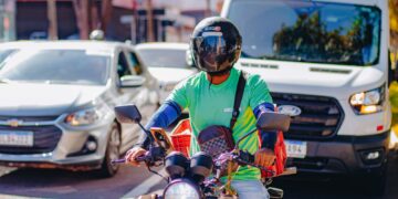 Abril Verde: Sesau realiza campanha com foco em motoentregadores