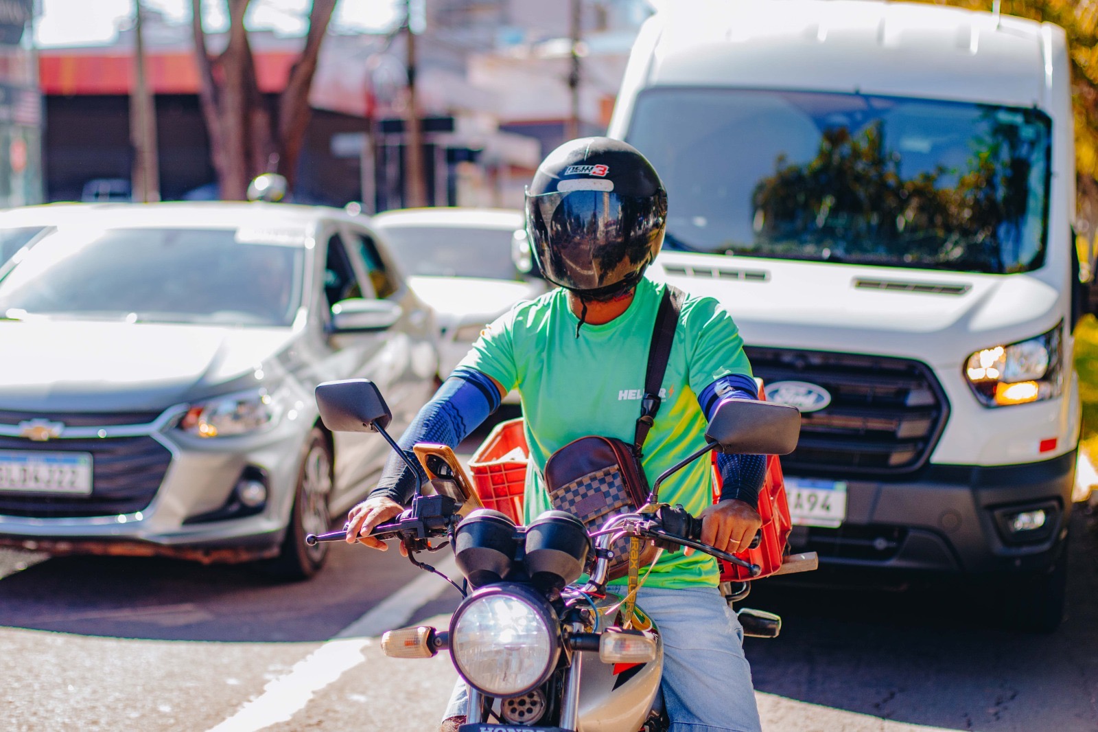 Abril Verde: Sesau realiza campanha com foco em motoentregadores