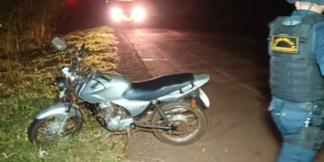 Jovem morre após acidente entre moto e carreta