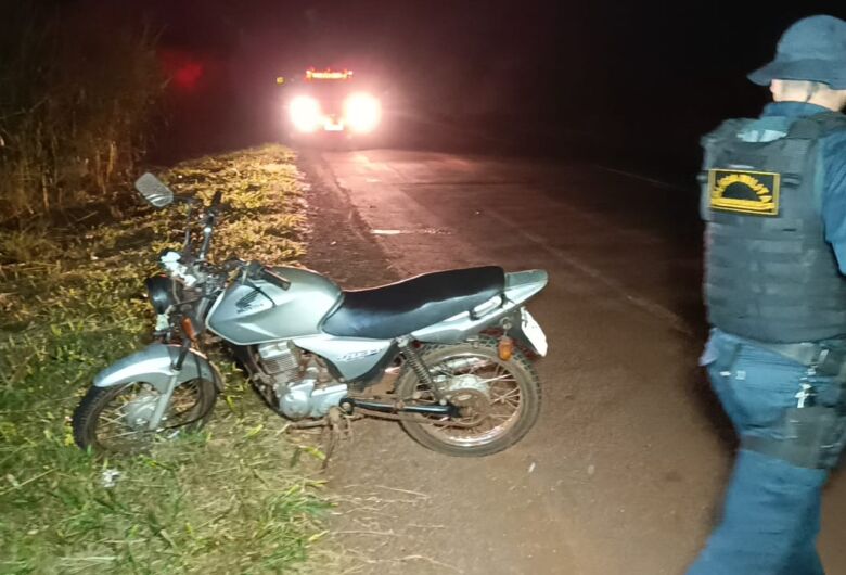 Jovem morre após acidente entre moto e carreta