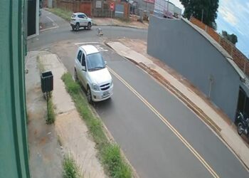 Ciclista é lançado ao capô de carro e fica ferido no Nova Lima Ciclista é lançado ao capô de carro e fica ferido no Nova Lima