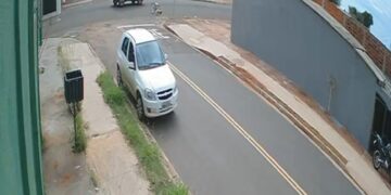 Ciclista é lançado ao capô de carro e fica ferido no Nova Lima