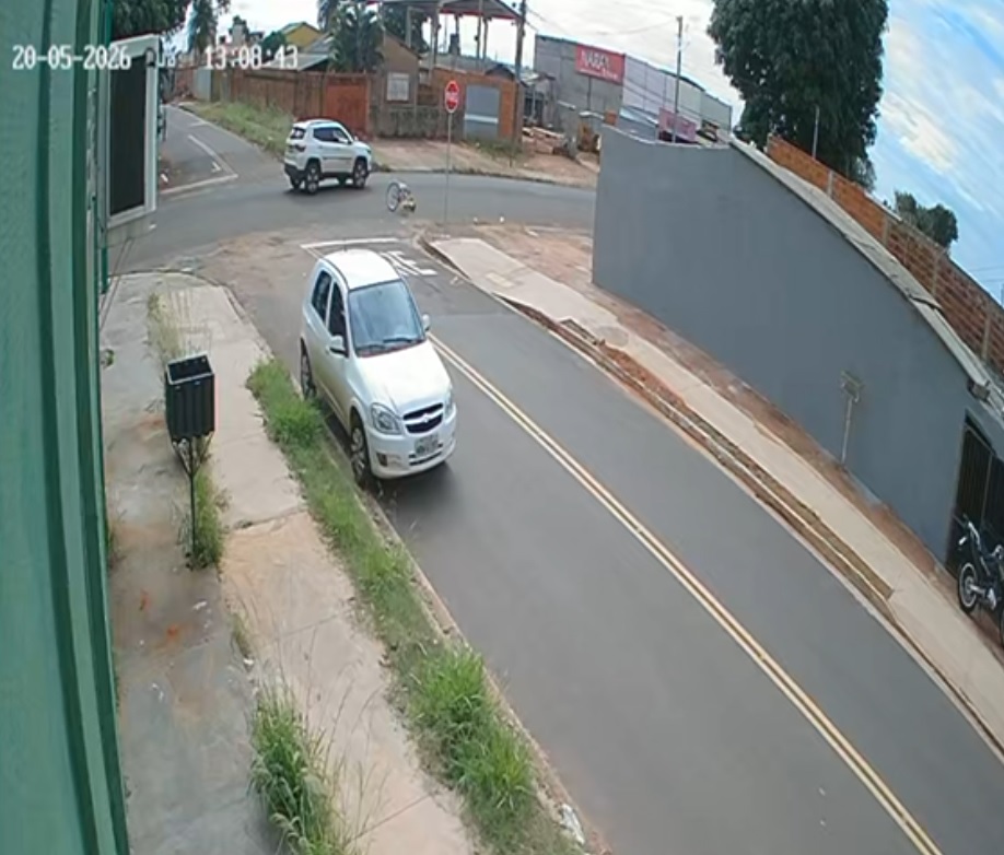 Ciclista é lançado ao capô de carro e fica ferido no Nova Lima
