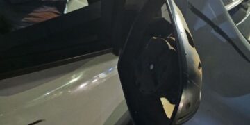 Motorista bêbado bate carro em frente a escola