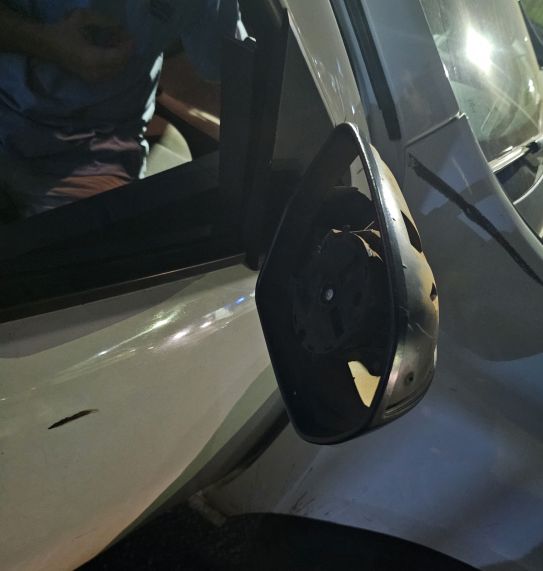 Motorista bêbado bate carro em frente a escola