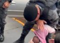 Policiais salvam recém-nascida após engasgo Policiais salvam recém-nascida após engasgo