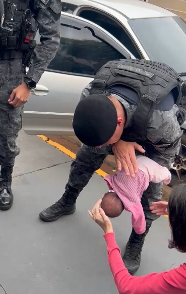 Policiais salvam recém-nascida após engasgo
