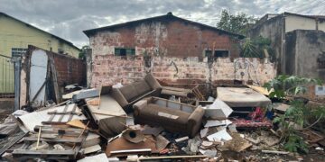 Homem é preso por manter lixão irregular e furtar energia em bairro da Capital