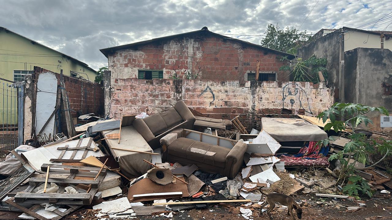 Homem é preso por manter lixão irregular e furtar energia em bairro da Capital
